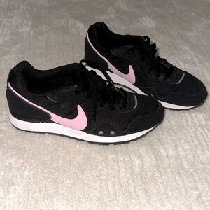 Woman’s Nike size 5
